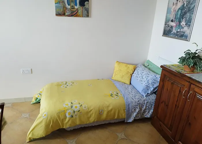 Joseph 2 Stylish Flat With Open Views, Just 4Km From The Airport Or Beach