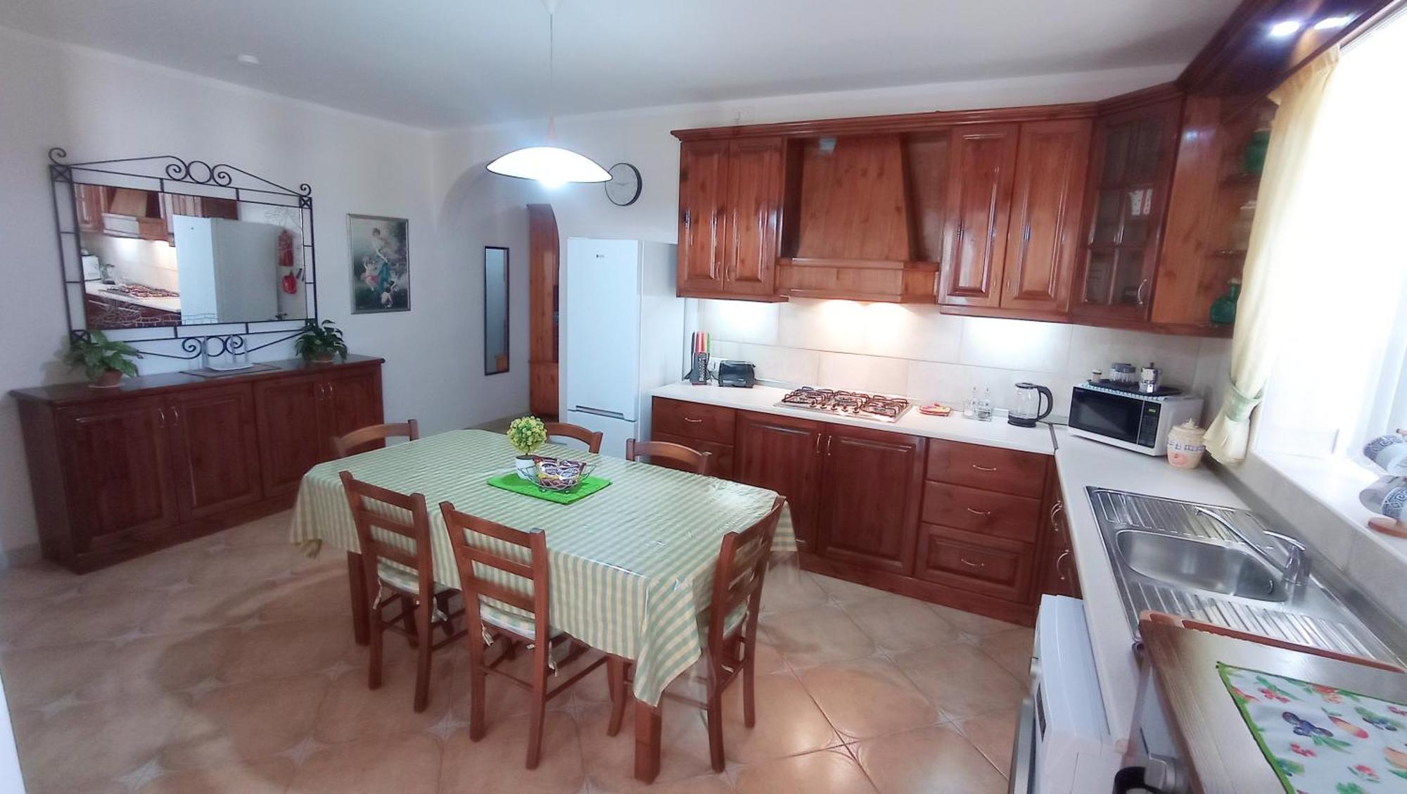 Joseph 2 Stylish Flat With Open Views, Just 4km From The Airport Or *