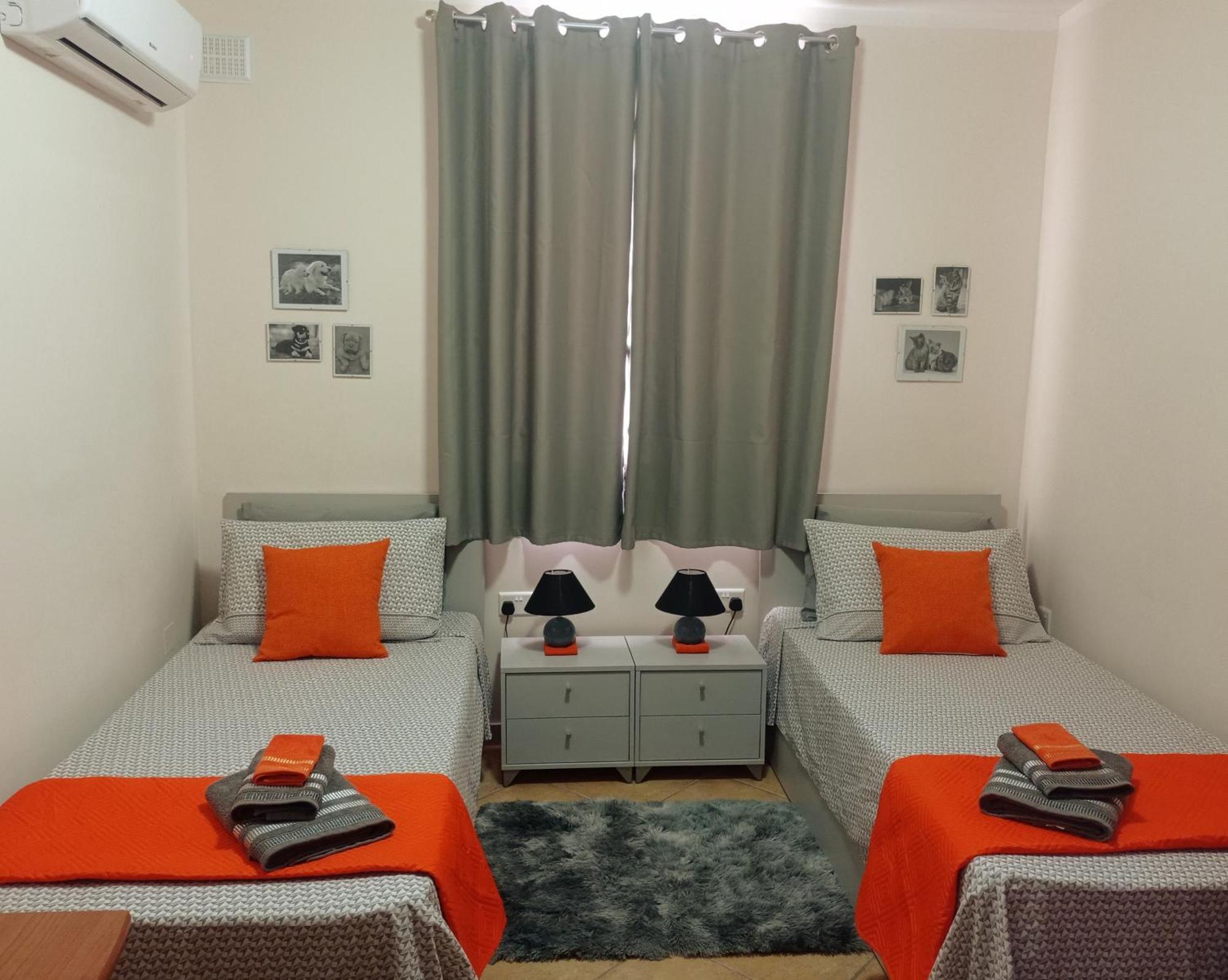 Joseph 2 Stylish Flat With Open Views, Just 4km From The Airport Or *