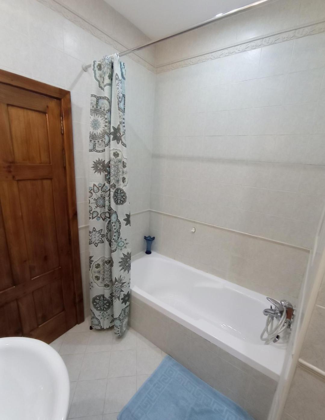 Joseph 2 Stylish Flat With Open Views, Just 4km From The Airport Or Apartamento