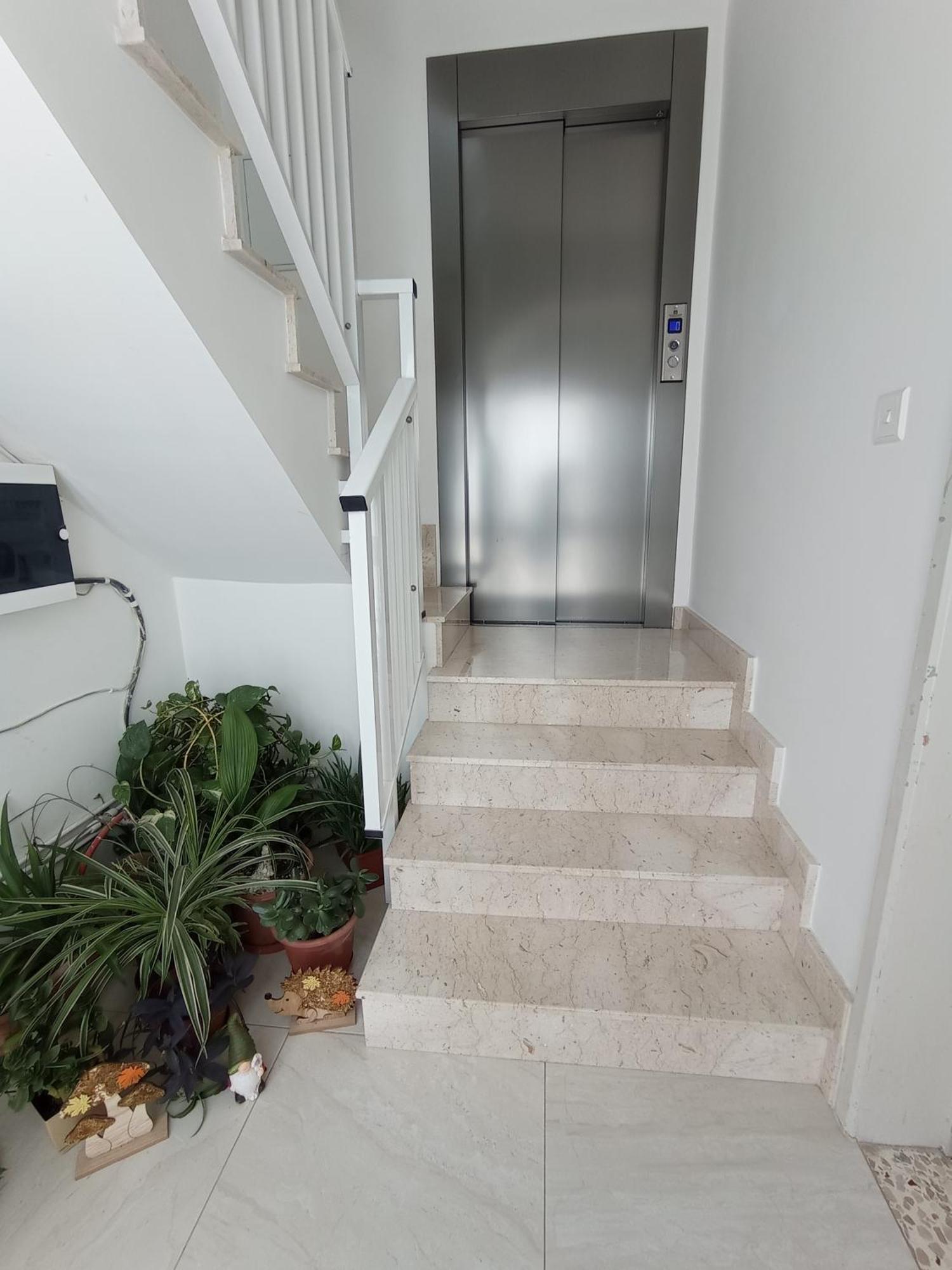 Joseph 2 Stylish Flat With Open Views, Just 4km From The Airport Or *