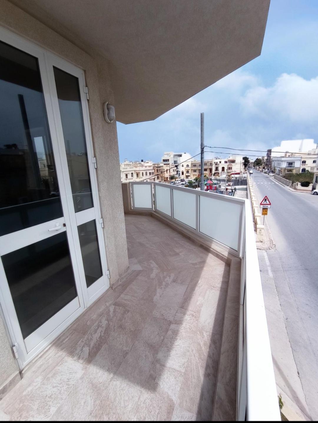 Joseph 2 Stylish Flat With Open Views, Just 4km From The Airport Or