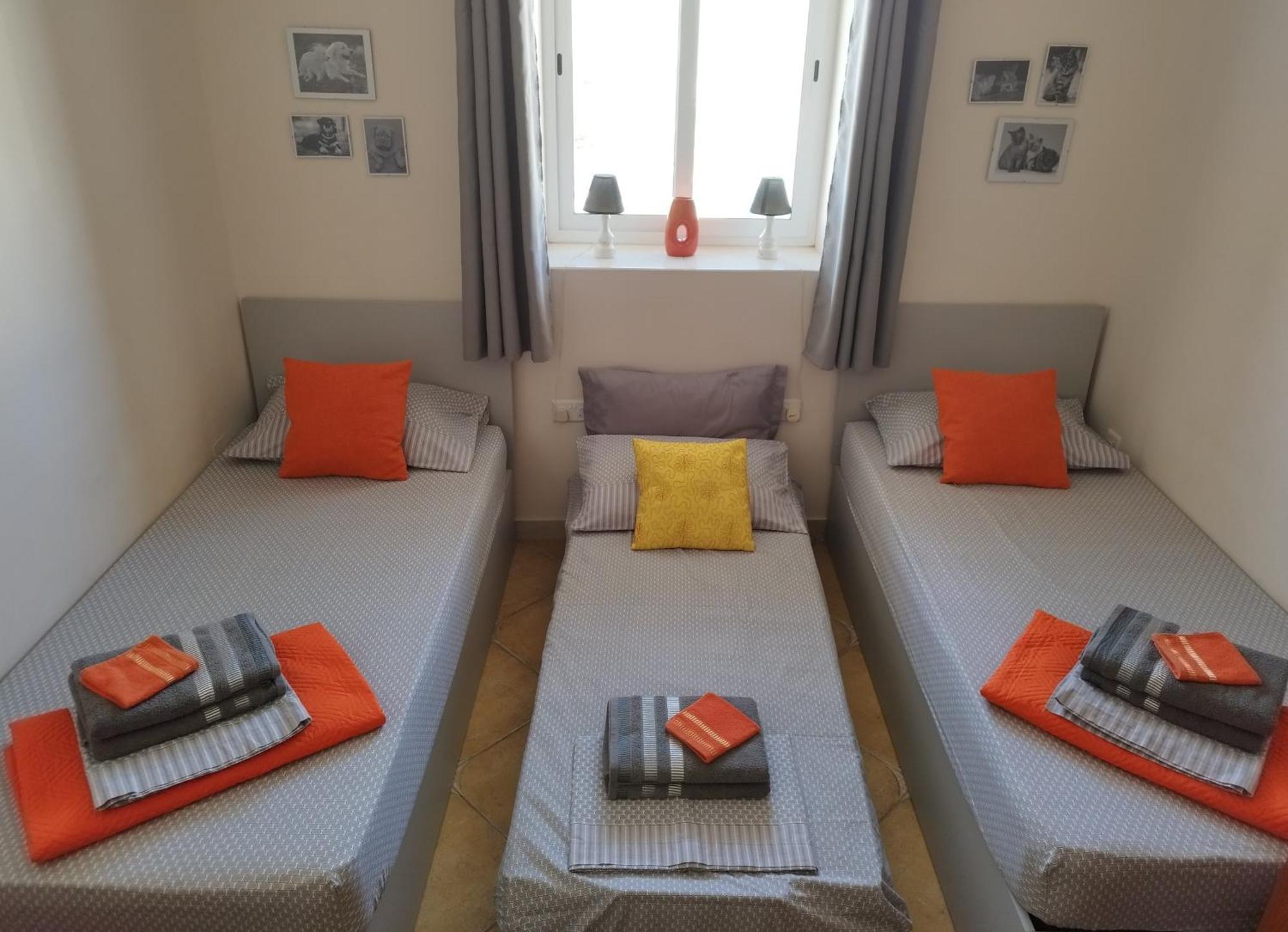 Joseph 2 Stylish Flat With Open Views, Just 4km From The Airport Or *